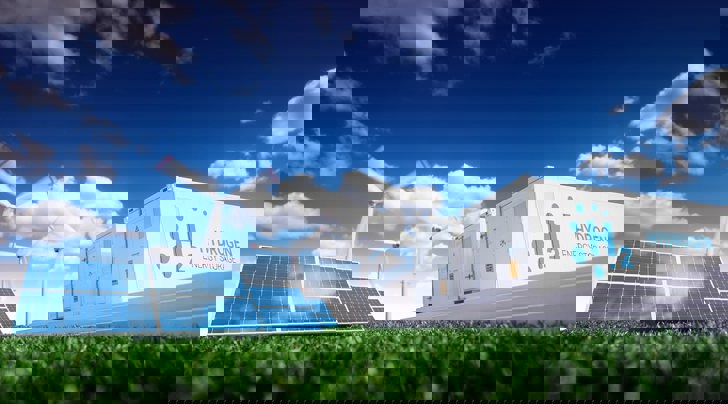 solceller, vindmølle og Hydrogen H2 foran blå himmel med skyer