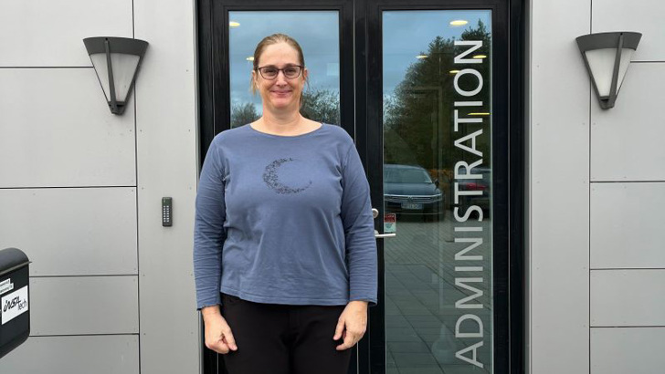Joan Foran Grå Bygning Hos Insatech Over View