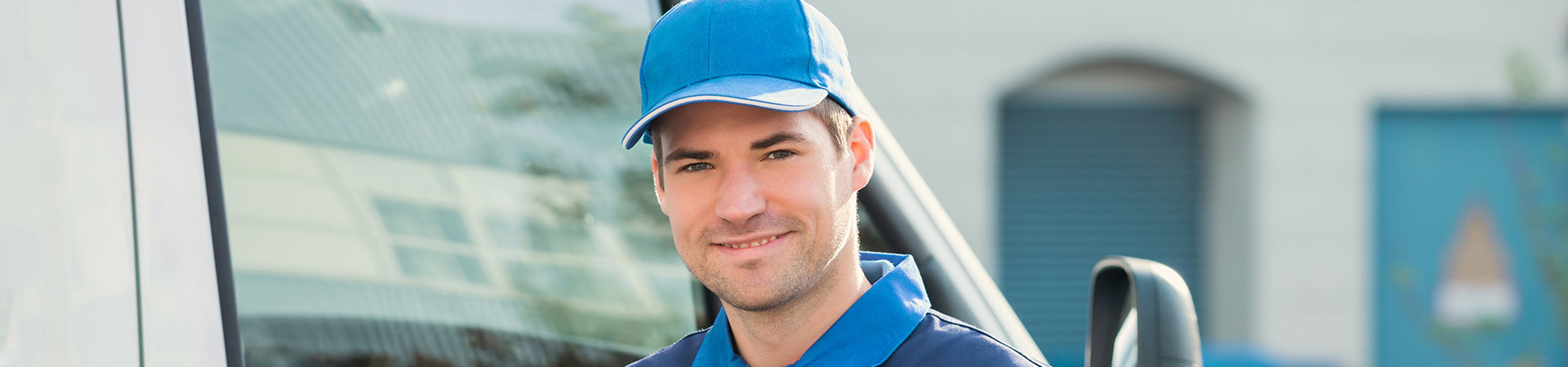 service person on-site i blåt tøj