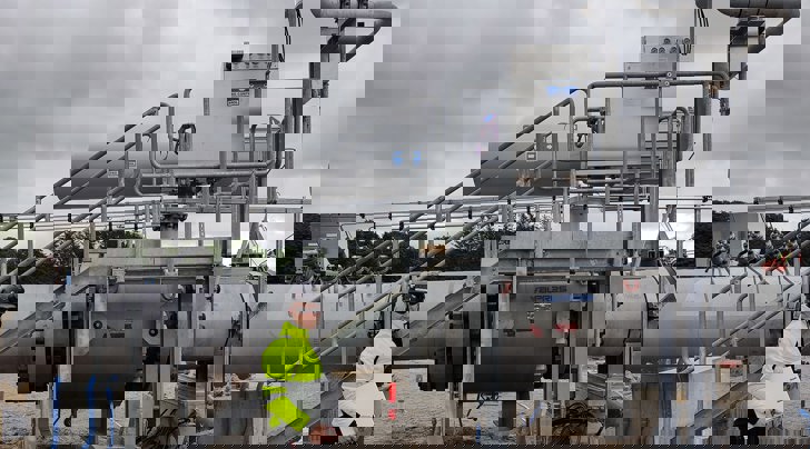 insatechmand i gul refleksjakke med mappe under armen på Everdrup kompressorstation