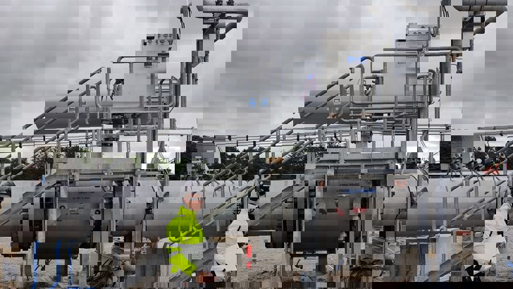 insatechmand i gul refleksjakke med mappe under armen på Everdrup kompressorstation