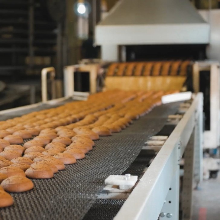 Foedevareproduktion Småkager På Produktionsbånd Kvadratisk Format