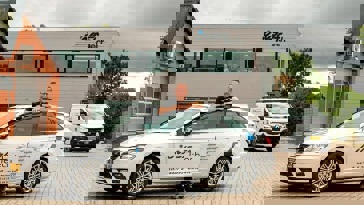 Insatech servicemand i bil foran insatech bygning