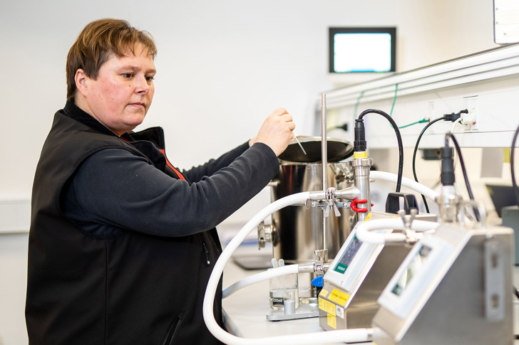 Kalibreringstekniker i gang med en akkrediteret kalibrering