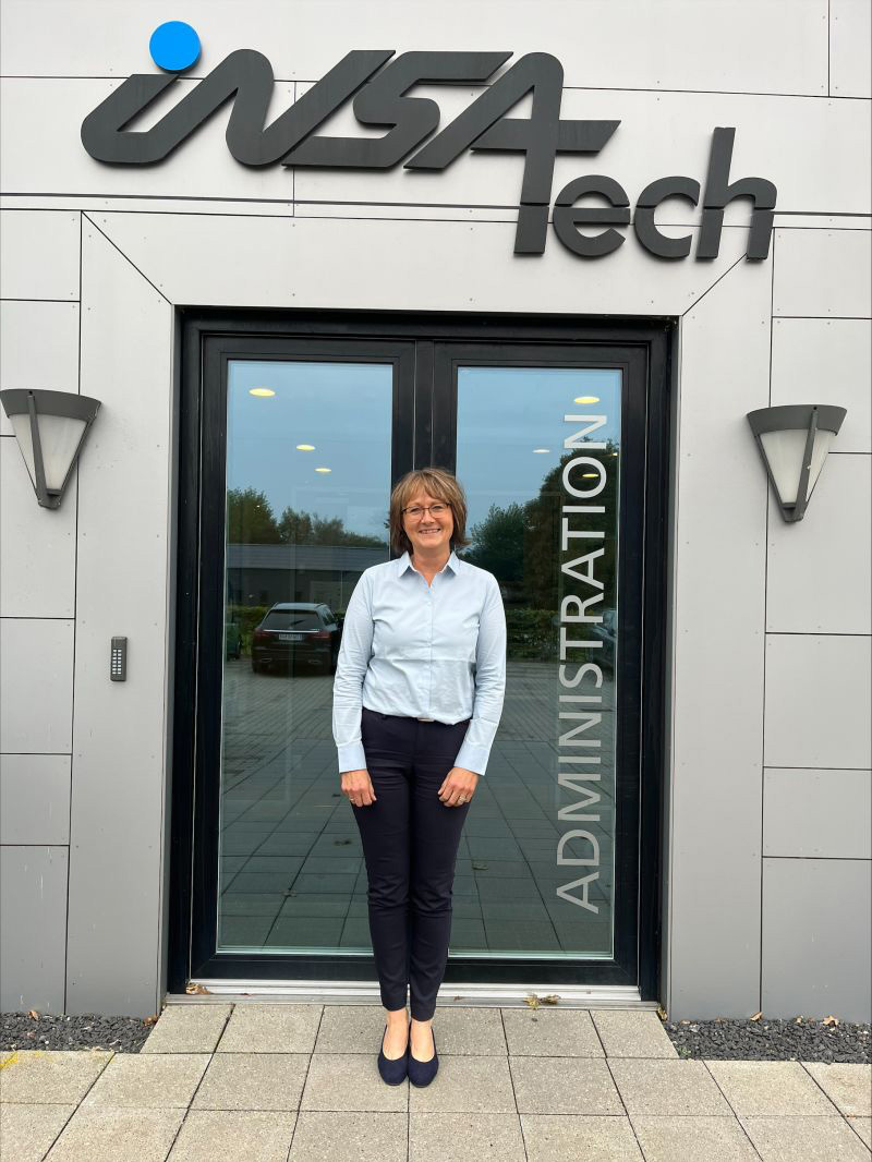 Jane foran hovedindgangen hos insatech