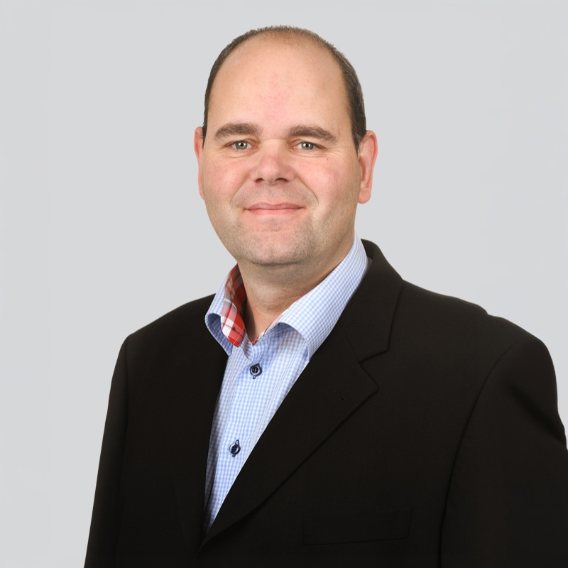 Insatech medarbejder Lars iført sort jakke der smiler