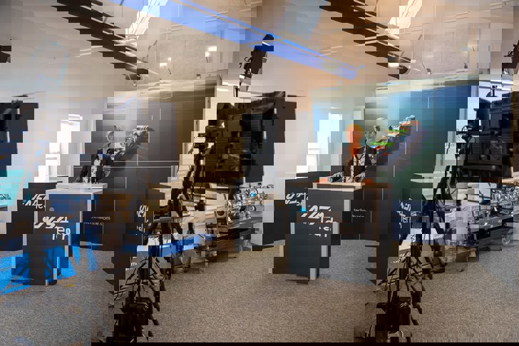 webinarholder bag insatech bord med synligt optageudstyr foran